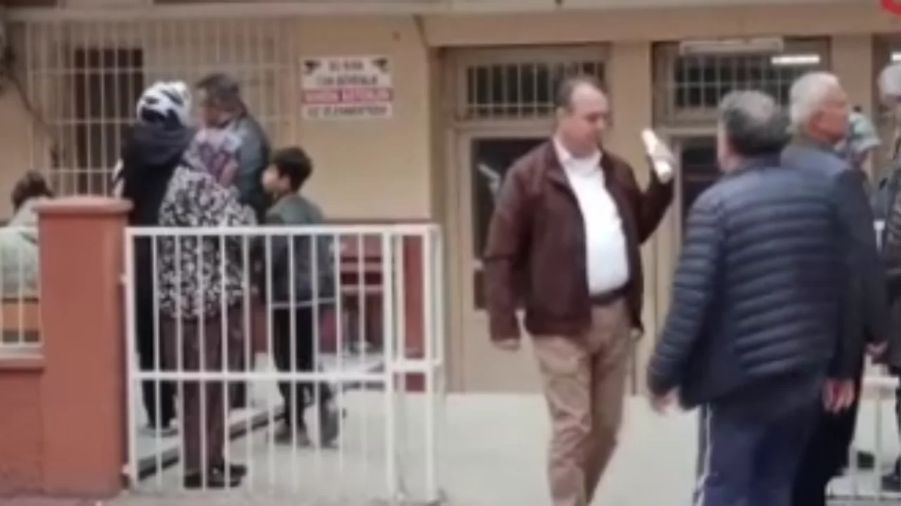 Yol kesip bıçakla saldırdılar: 17 yaşındaki çocuk öldü, 2 ağabeyi yaralandı