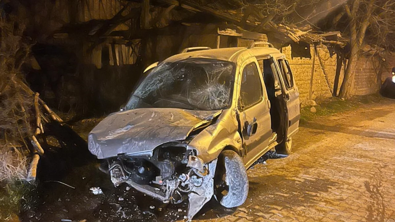 Kastamonu'da hafif ticari ara&ccedil; taşa &ccedil;arptı: 1 yaralı