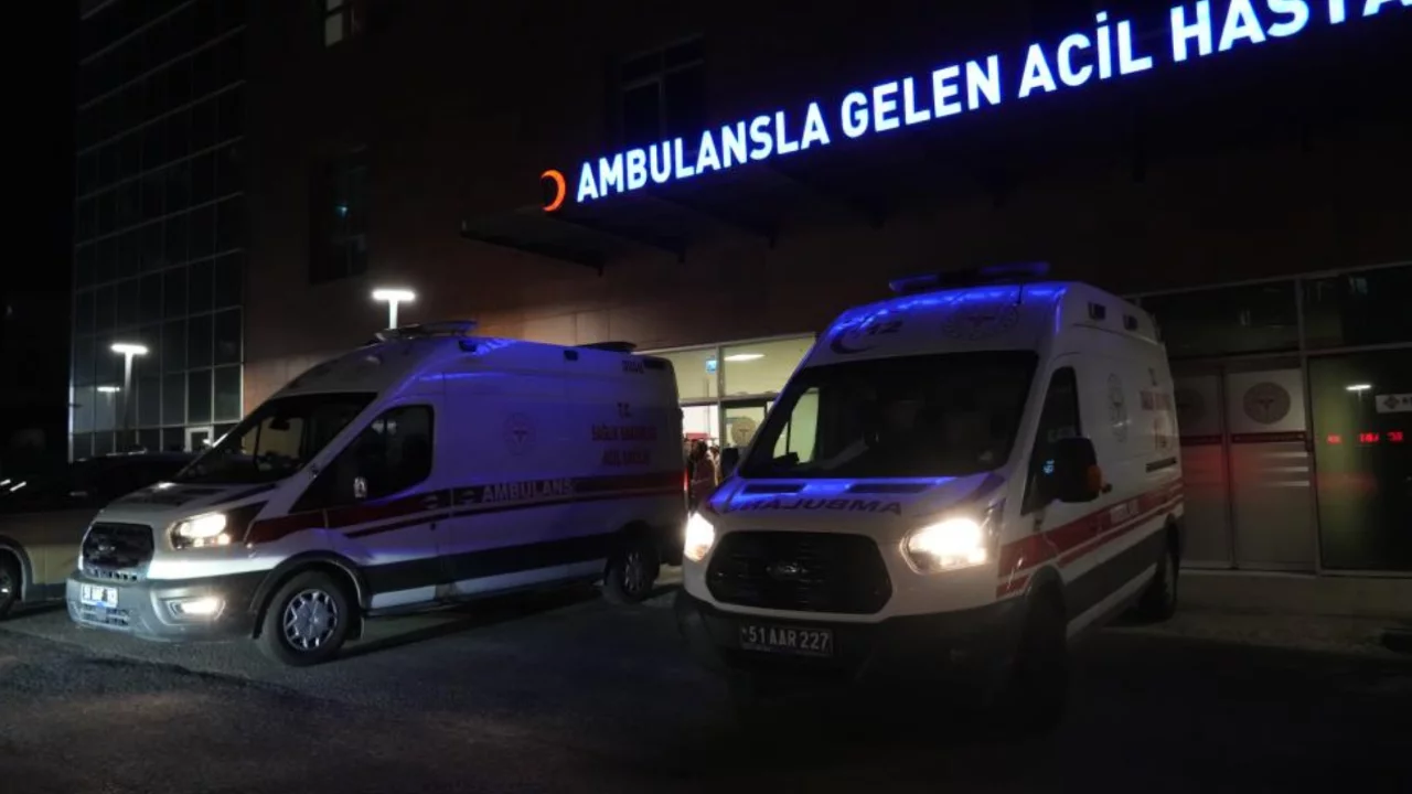 Kontrolden çıkan otomobil elektrik direğine çarptı: 1 ölü, 1 yaralı