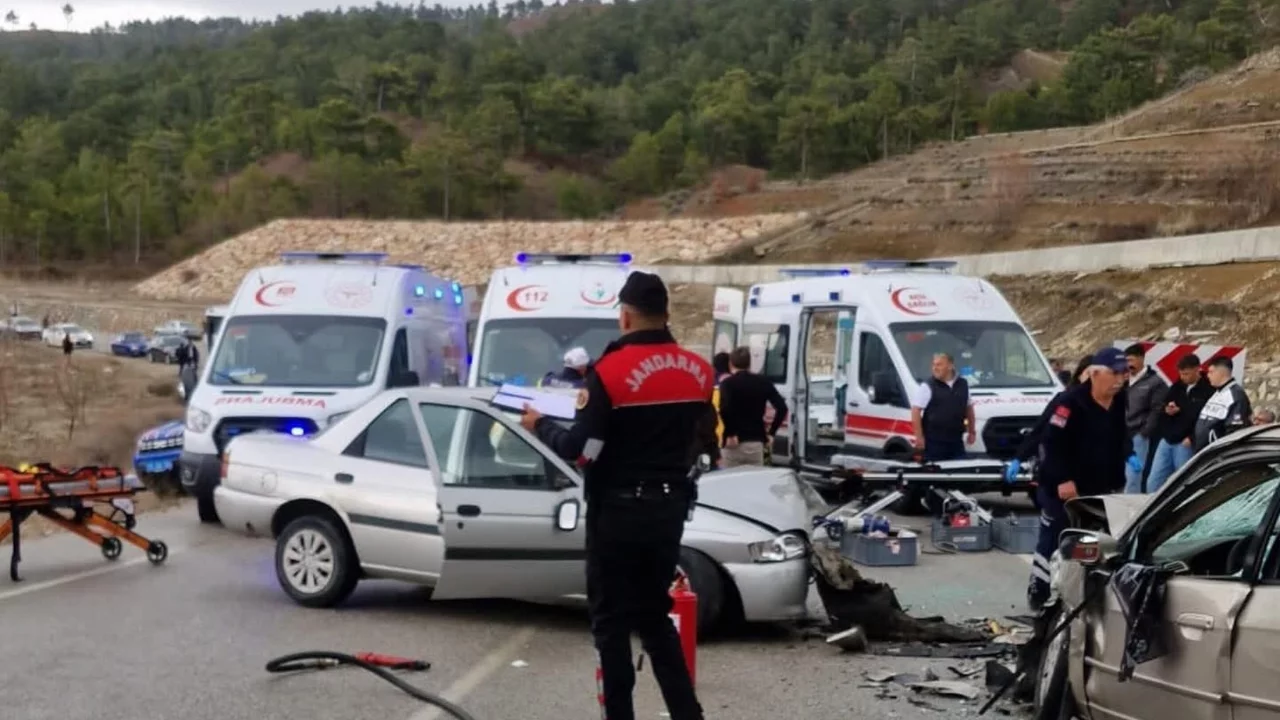 İki ayrı trafik kazasında 8 kişi yaralandı