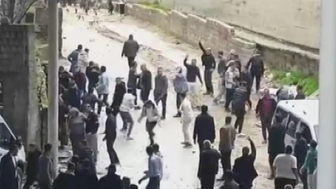 İki aile arasındaki kavgada kan aktı: &Ccedil;ok sayıda &ouml;l&uuml; ve yaralılar var...