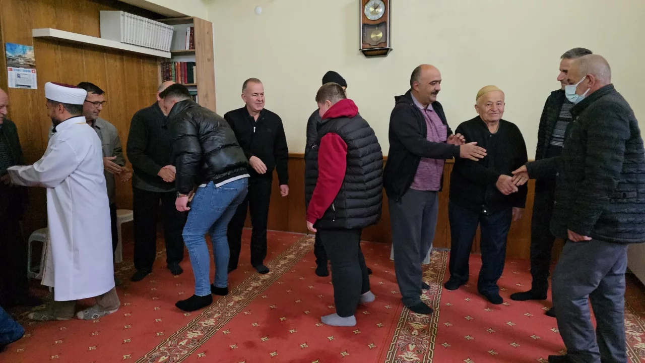 K&uuml;slerin barıştığı bayramlaşma halkası geleneği yaşatıldı