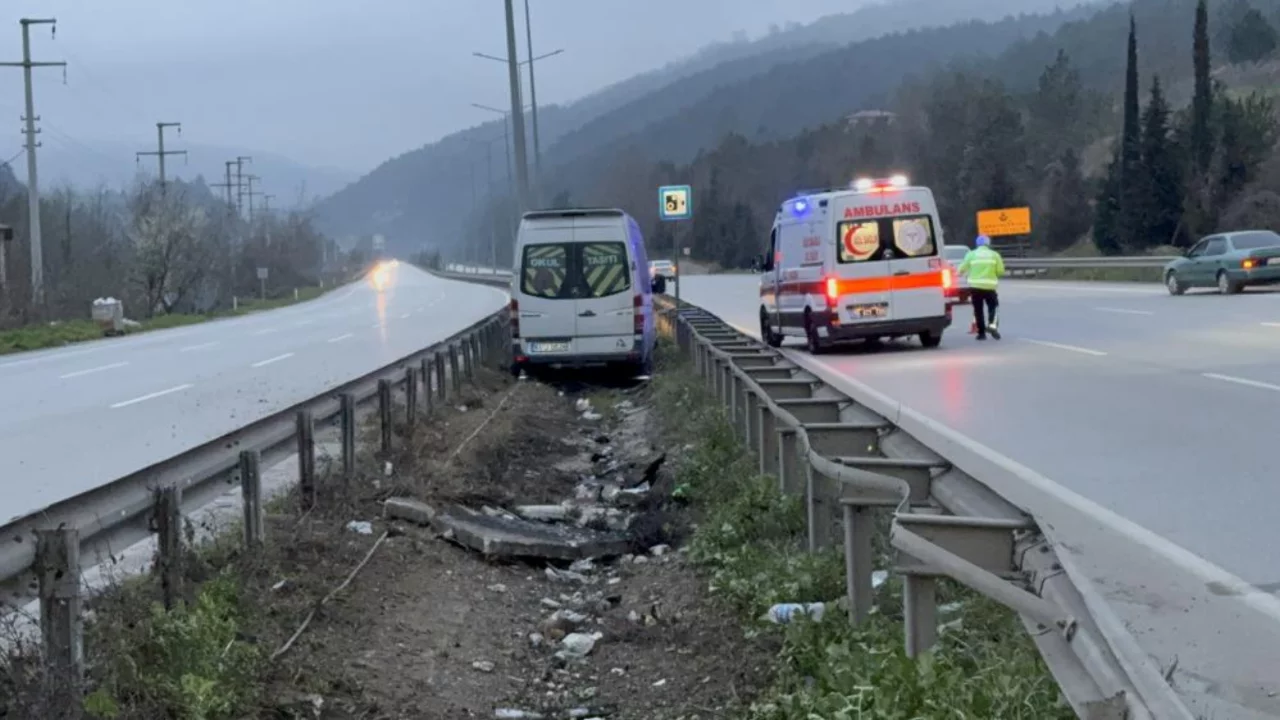 Tur minib&uuml;s&uuml; kaza yaptı: 4 kişi yaralı