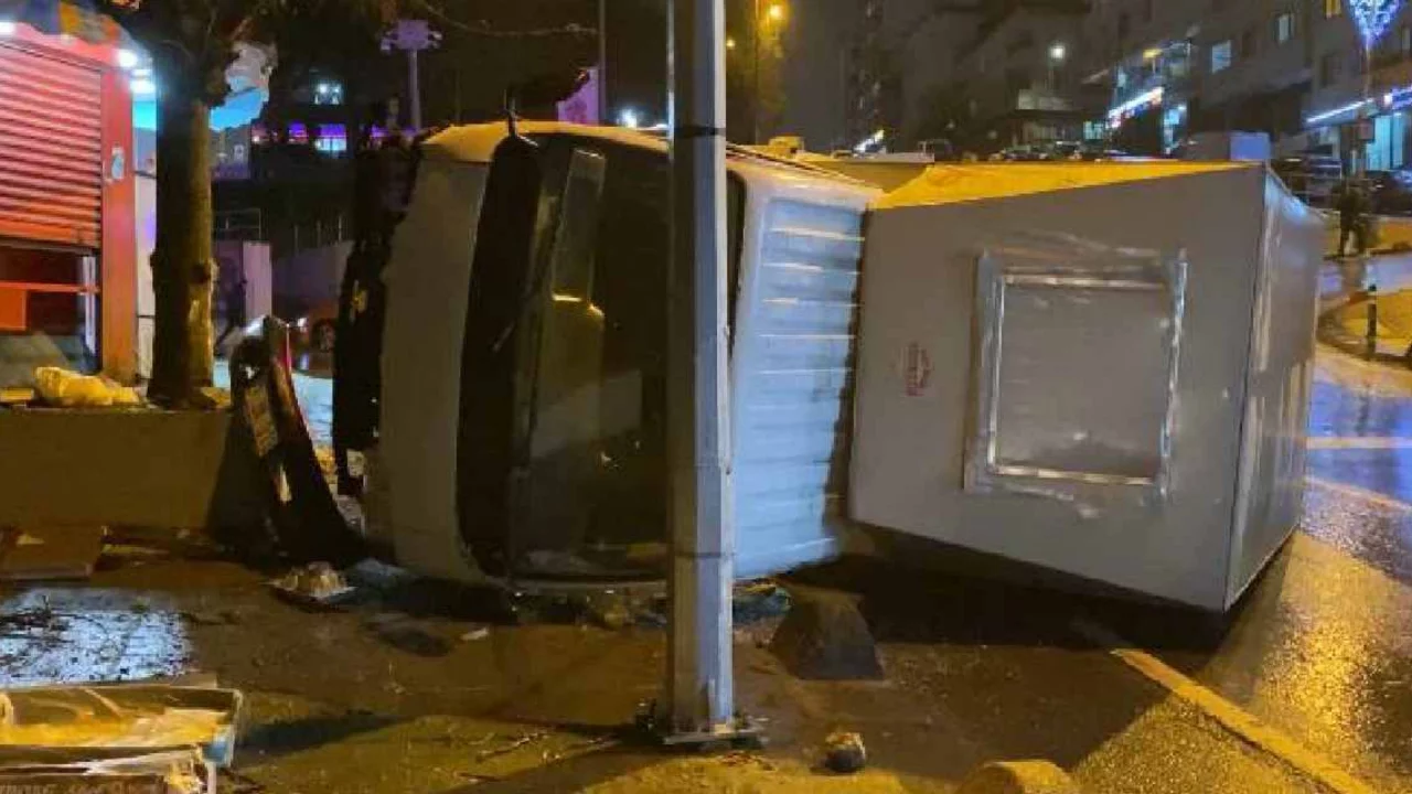 Kazadan saniyelerle kurtuldu: B&uuml;fede alışveriş yapan kişi dehşeti yaşadı