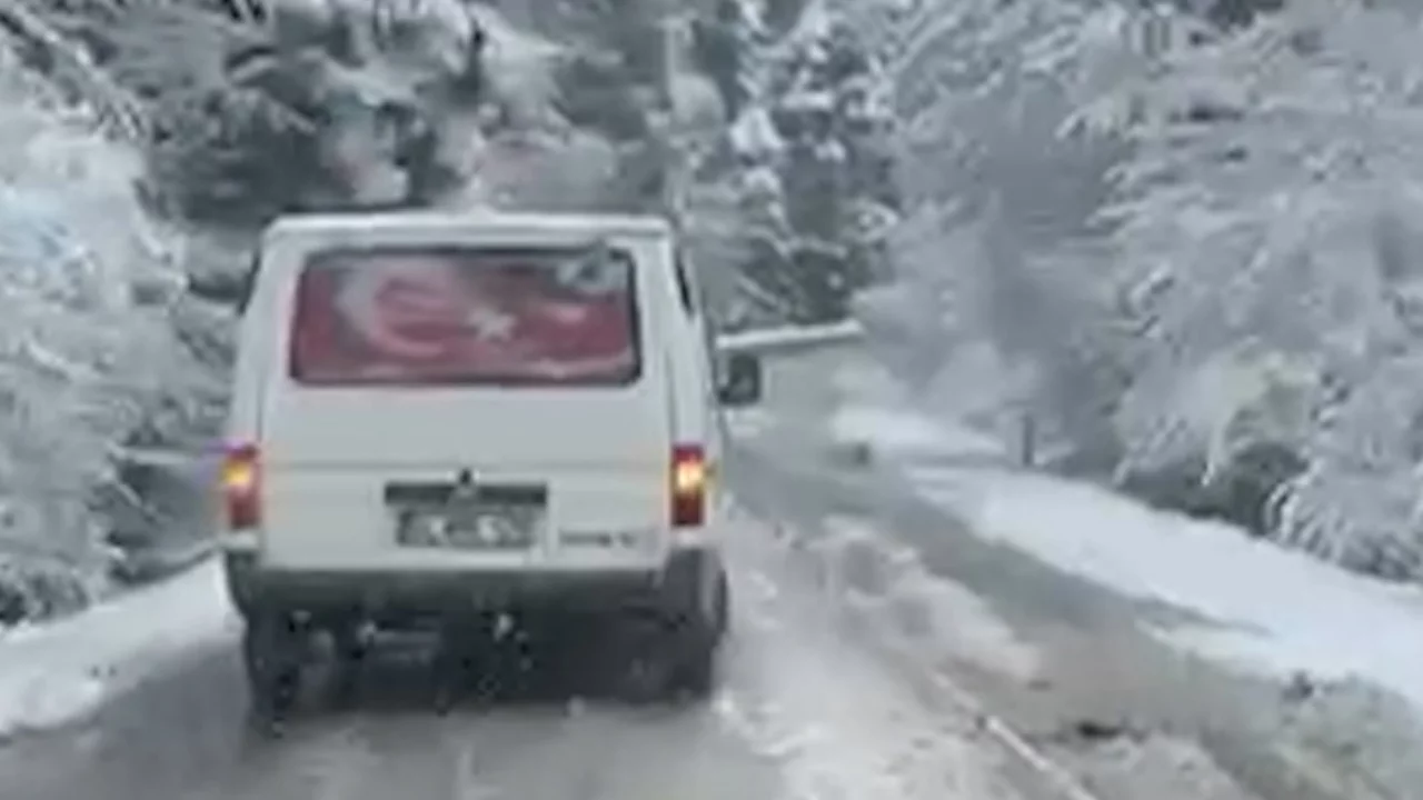 G&ouml;lc&uuml;k yolunda kar s&uuml;rprizi: Kar lastiği olmayan ara&ccedil; yolda kaldı