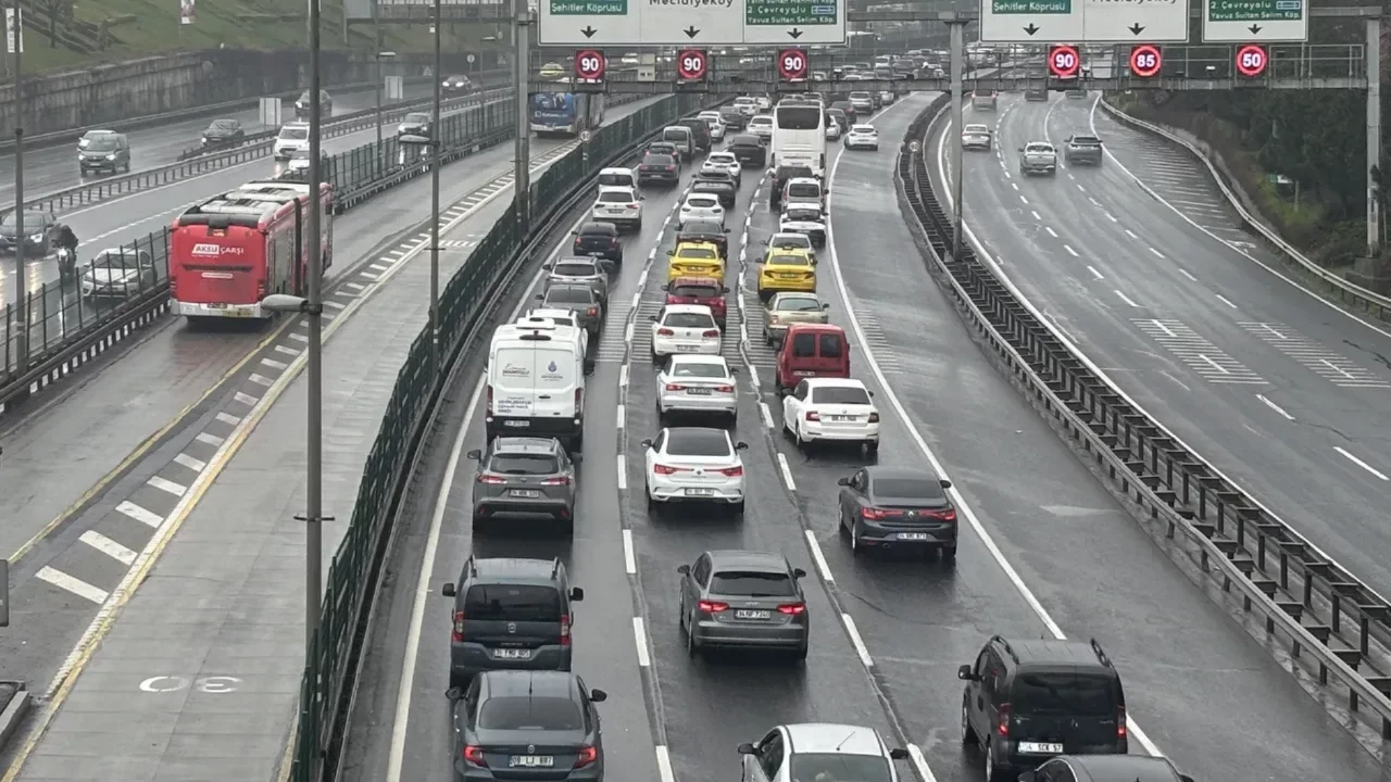 İstanbul'da trafik adım adım ilerliyor! Bayramın ikinci g&uuml;n&uuml;nde de yoğunluk başladı