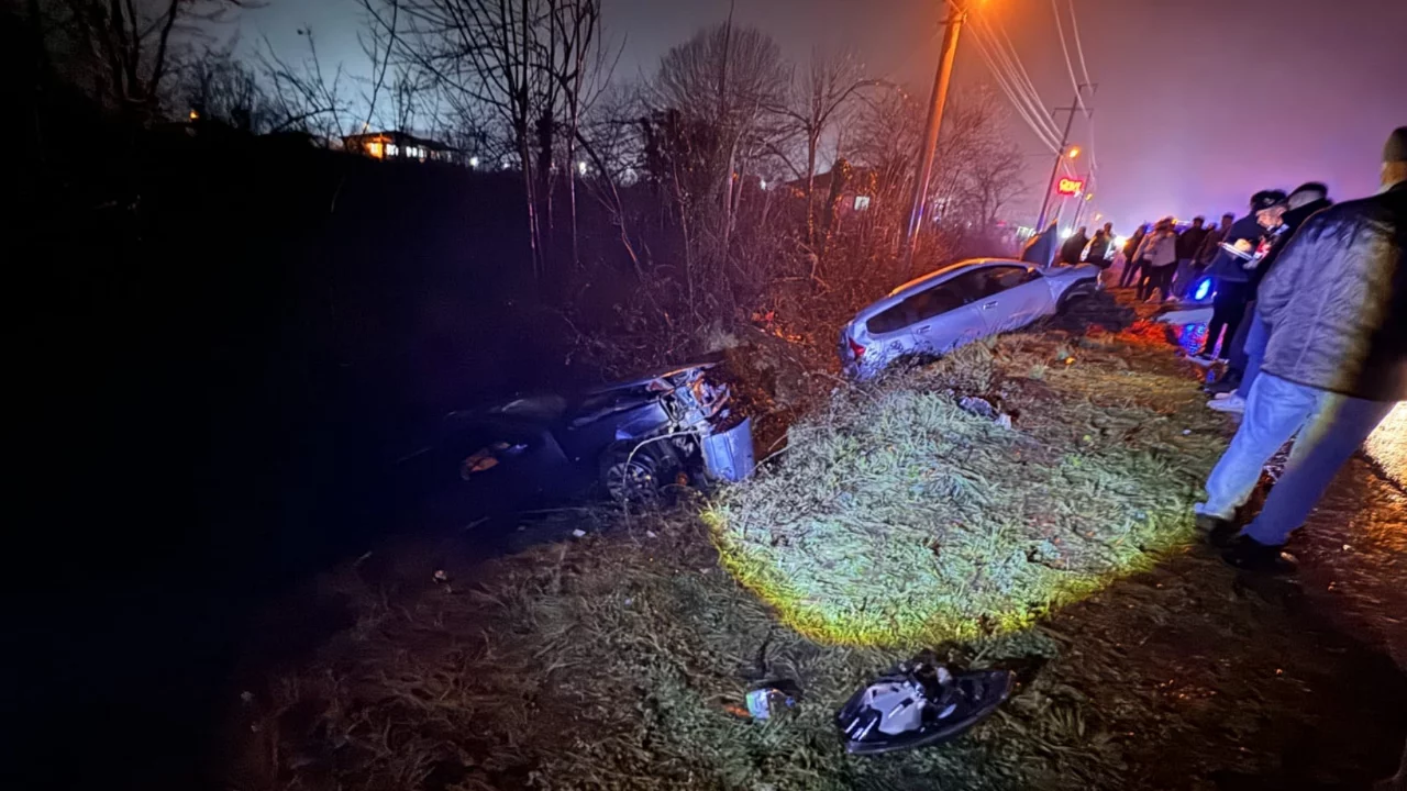 Kayganlaşan yolda otomobiller kanala u&ccedil;tu: 6 yaralı!