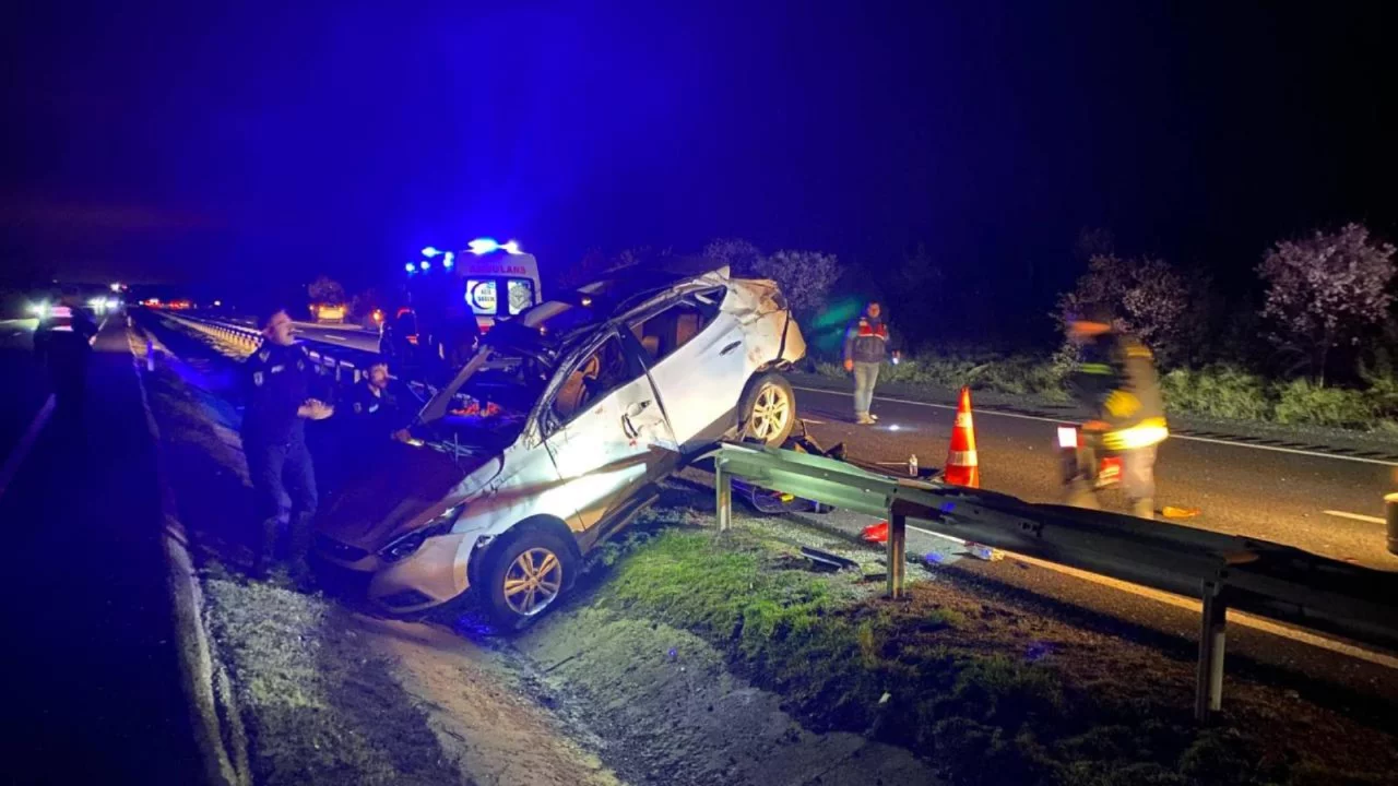 Otomobil SUV tipi ara&ccedil;la &ccedil;arpıştı: 2 &ouml;l&uuml;, 4 yaralı