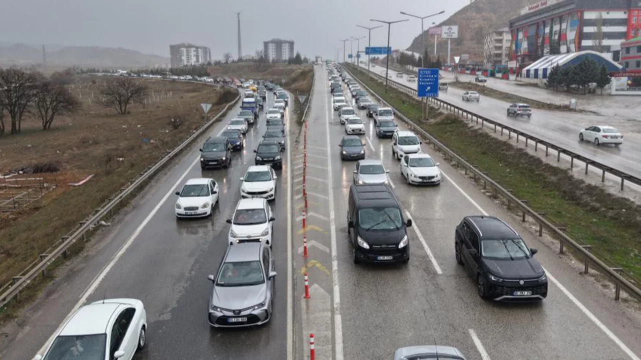 Tatilciler d&ouml;n&uuml;şe ge&ccedil;ti: Milyonlarca &ouml;ğrenci pazartesi ders başı yapacak