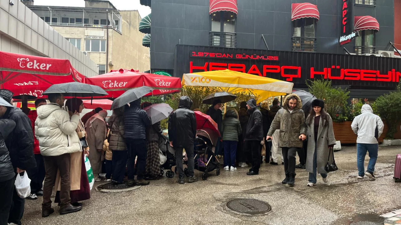 Bursa'da bayram klasiği! İskender kuyruğu metrelerce uzadı... 