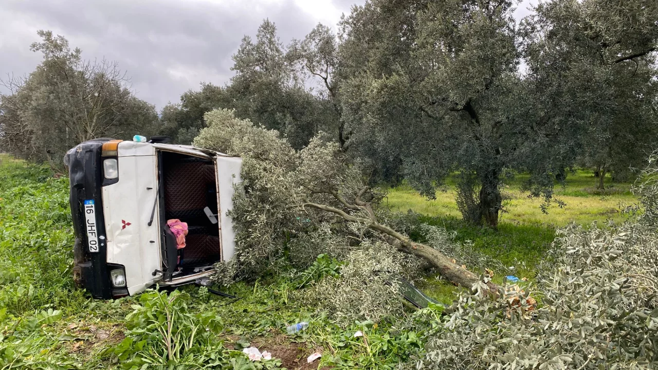 Bursa'da kontrolden çıkan minibüs takla attı! 1 yaralı var...
