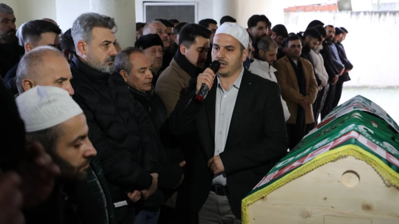 İstanbul'da silahlı saldırıda ölen genç futbolcu son yolculuğuna uğurlandı