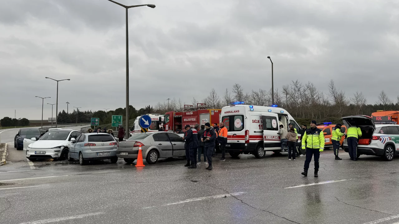 Edirne'de 3 aracın karıştığı kazada 2 kişi yaralandı