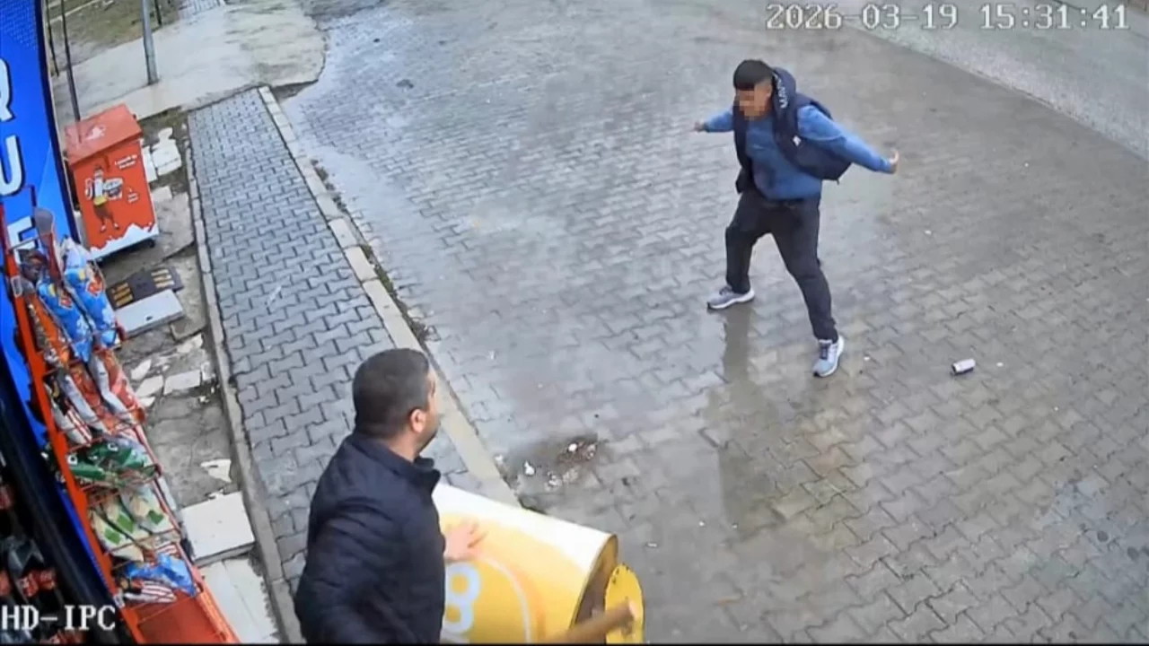 Tekel bayisinde taşlı sopalı kavga kamerada 