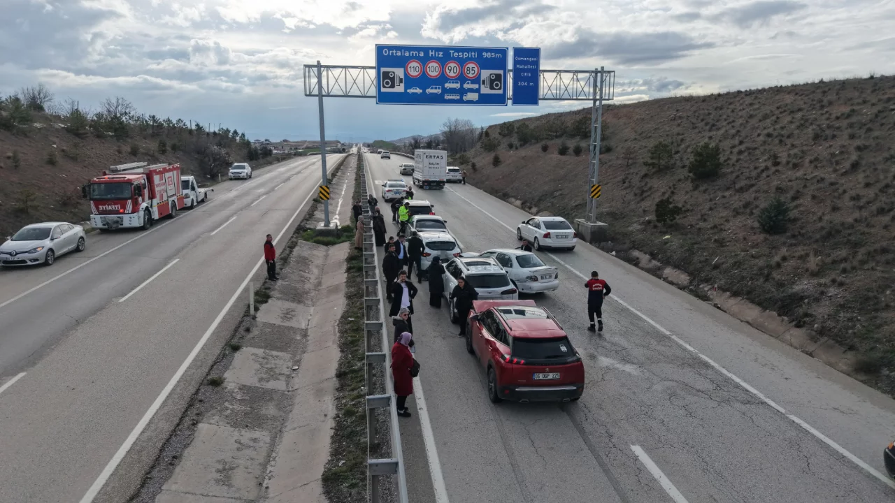 Bayram dönüşü zincirleme kaza: Anne ve iki çocuğu yaralandı