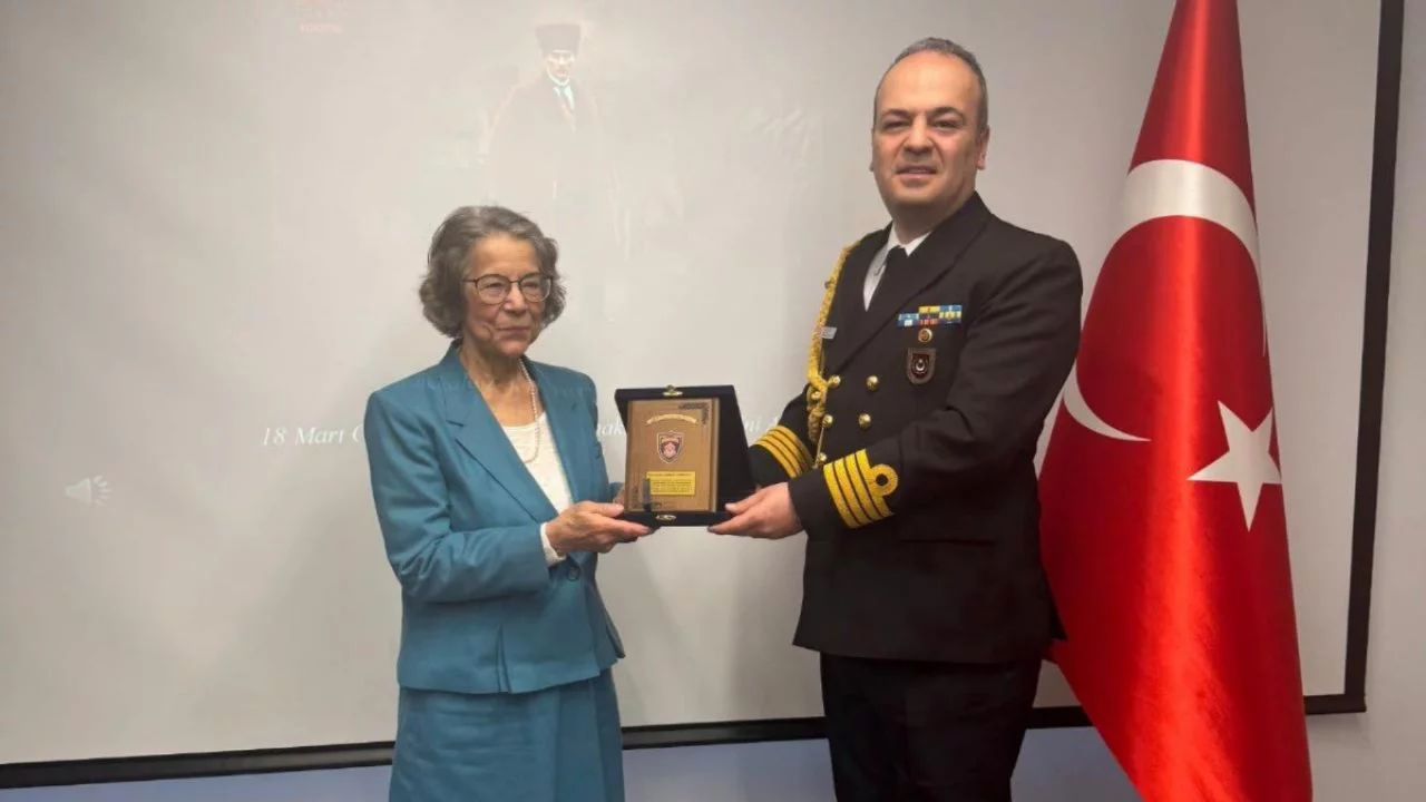 MSB'den NASA'da &ccedil;alışan T&uuml;rk asıllı Kumrucu'ya 'anı plaketi'