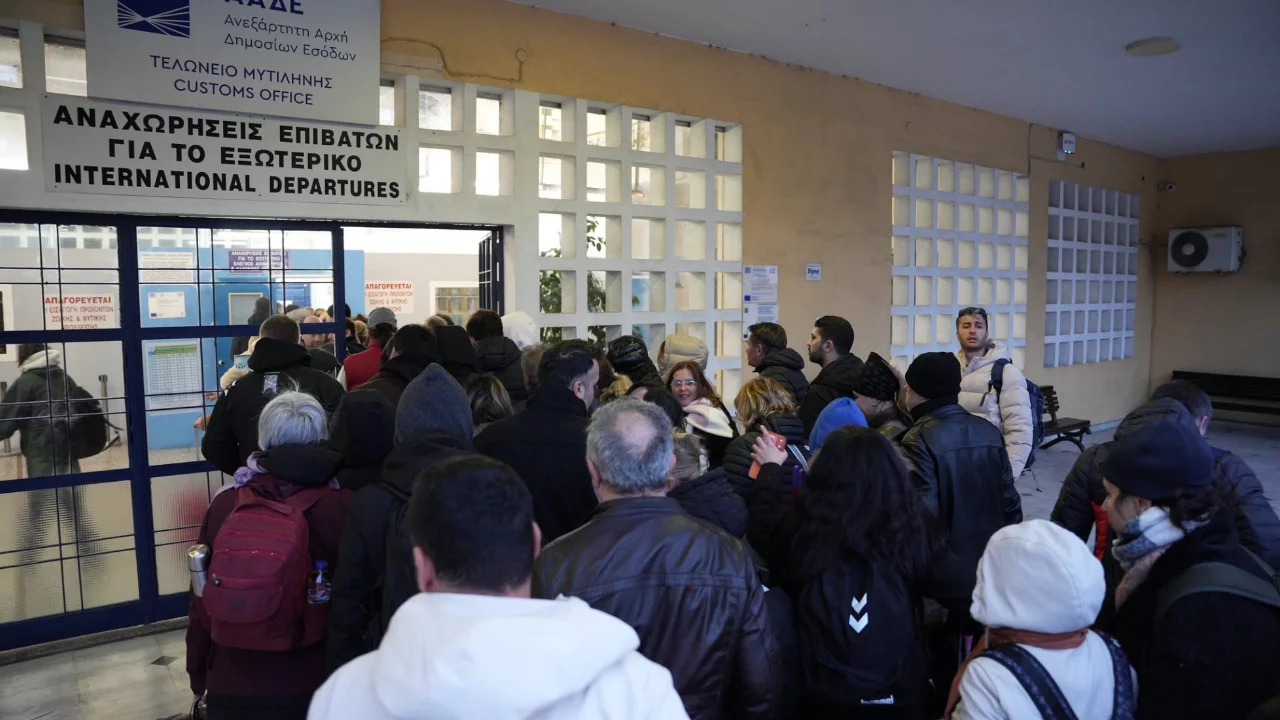 Midilli Adası'nda mahsur kalan Türk turistler yurda döndü 