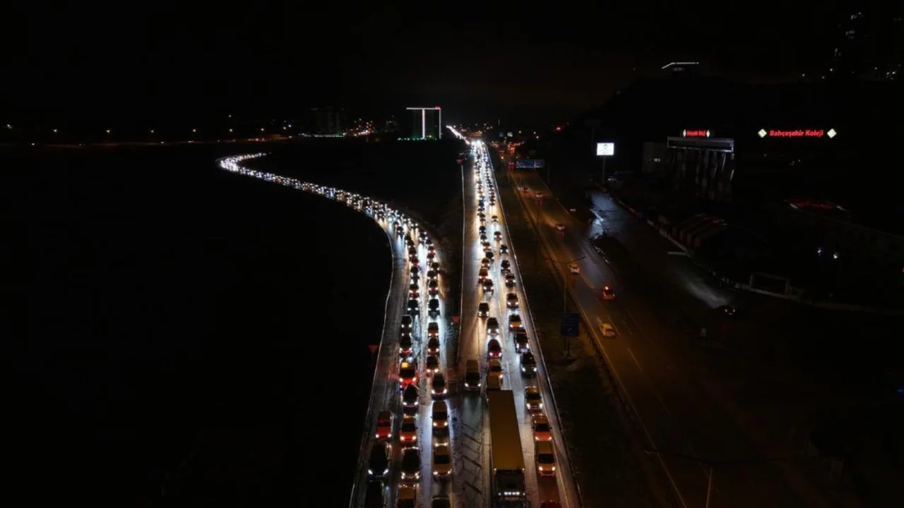 43 ilin geçiş noktasında tatilcilerin dönüş yolculuğu başladı! Araç kuyruğu 40 kilometreyi aştı...