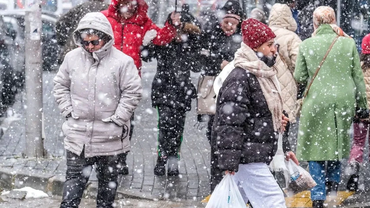 Meteoroloji 10 kenti sarı kodla uyardı! Kar ve sağanak geliyor: Bayramdan sonra da s&uuml;recek