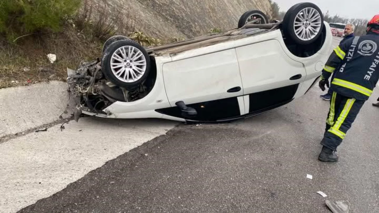 Yağış sonrası kayganlaşan yolda savrulan ara&ccedil; takla attı