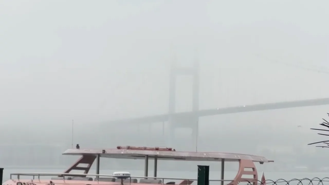 G&ouml;z g&ouml;z&uuml; g&ouml;rmedi! İstanbul sis bulutuyla kaplandı