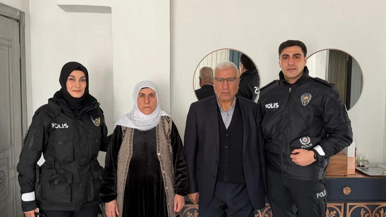 &Ouml;zalp il&ccedil;esinde şehit ailelerine bayram ziyareti