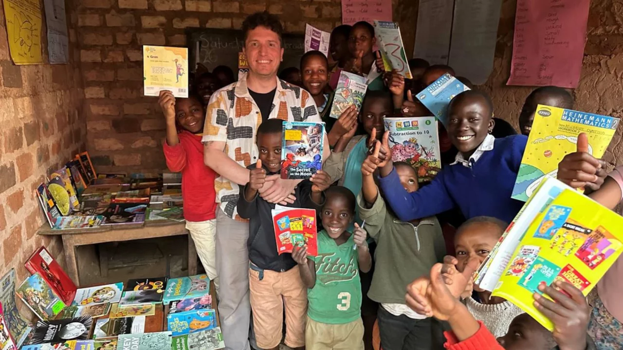 Uganda'da kurduğu k&uuml;t&uuml;phaneyle yetimlere umut oldu...
