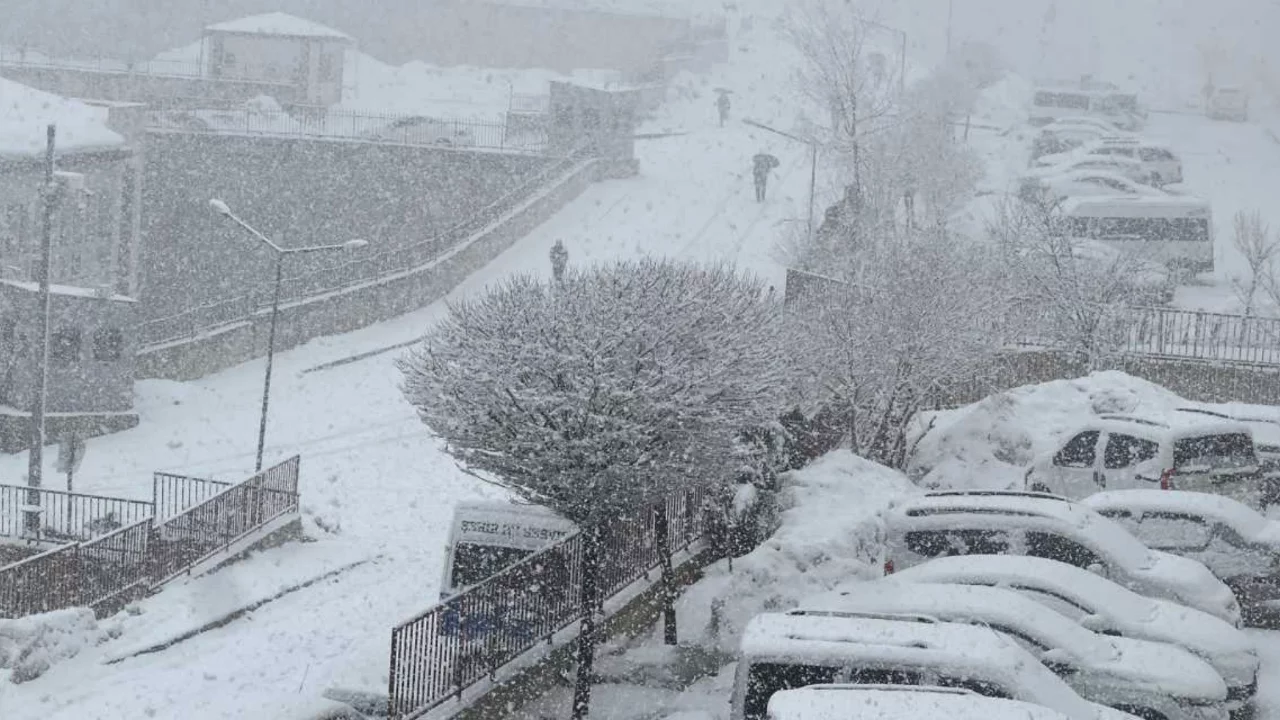 Gece bastıran kar il&ccedil;eyi beyaza b&uuml;r&uuml;d&uuml;! Valilik uyardı