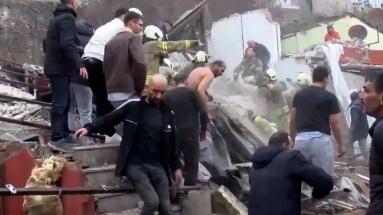 İstanbul'un göbeğinde bina çöktü! İstanbul Valiliği'nden açıklama geldi