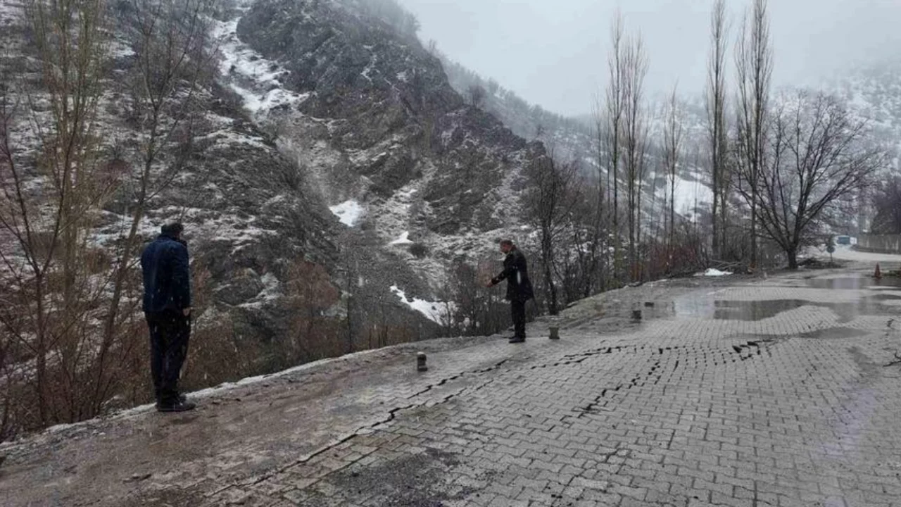 Sağanak nedeniyle köyün bir bölümü çöktü! Evler boşaltıldı 