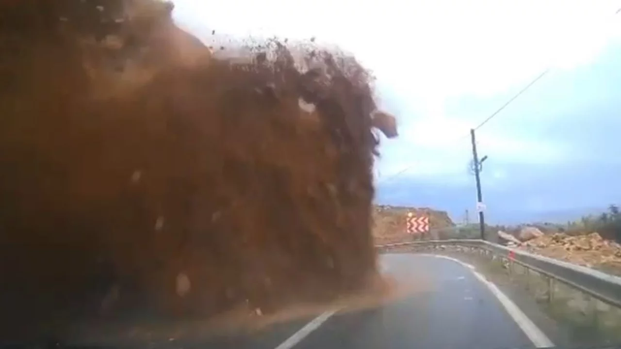 Mersin'de cipin kaya parçalarının altında kaldığı heyelan kamerada