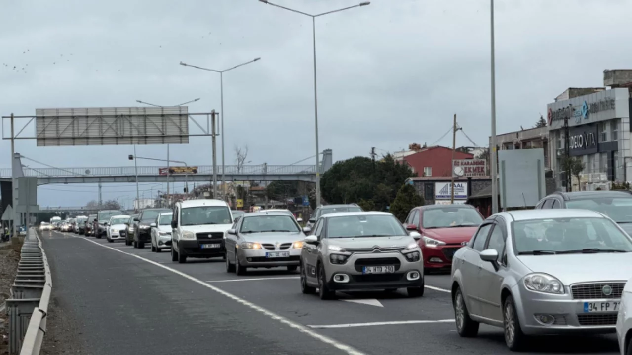 Bayram d&ouml;n&uuml;ş&uuml; trafik yoğunluğu: Ağır vasıtalara kısıtlama getirildi