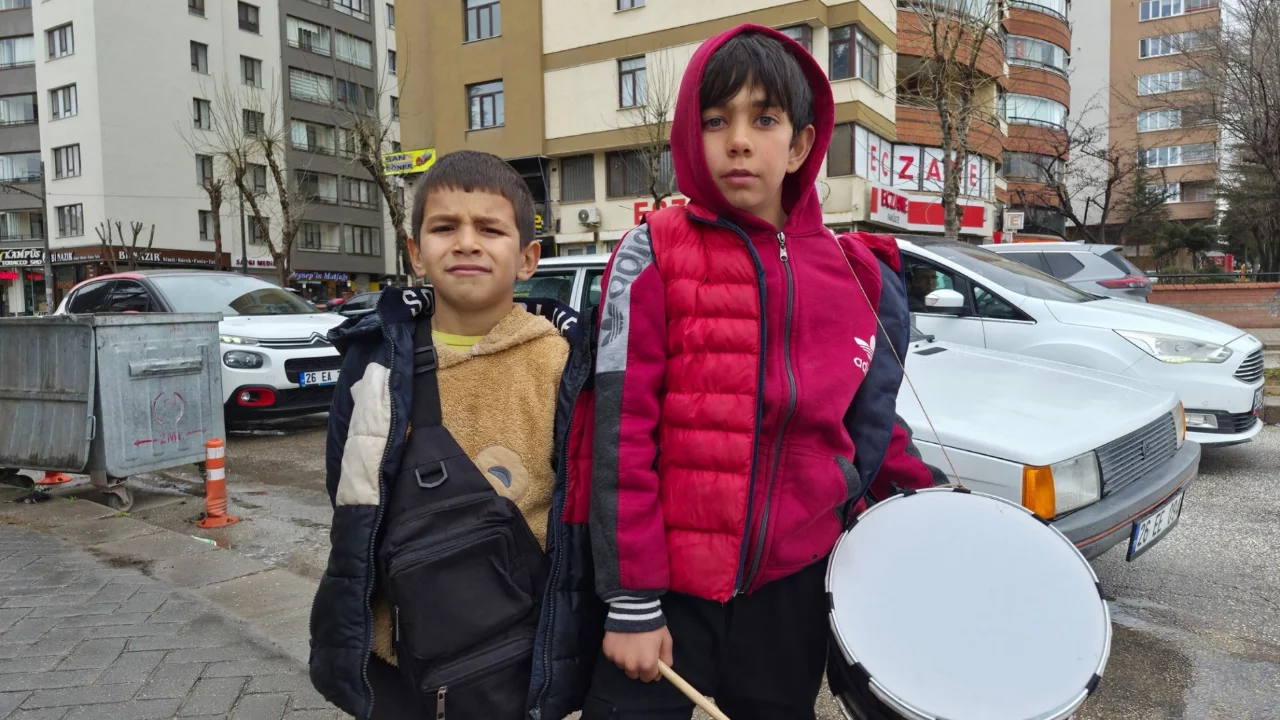 Yeğeniyle birlikte bayram har&ccedil;lığı toplayan k&uuml;&ccedil;&uuml;k davulcu