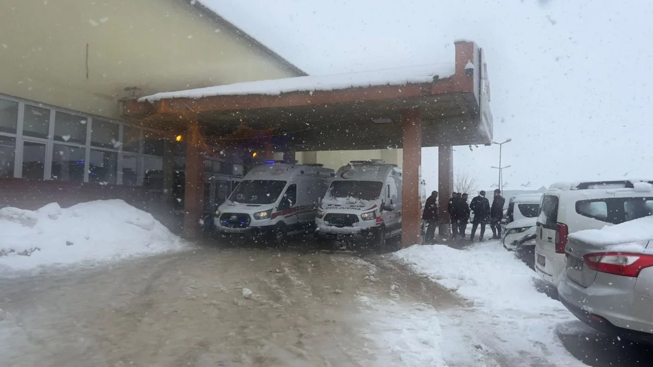 Hakkari'de otomobil ile kamyonet çarpıştı: 1 ölü, 8 yaralı