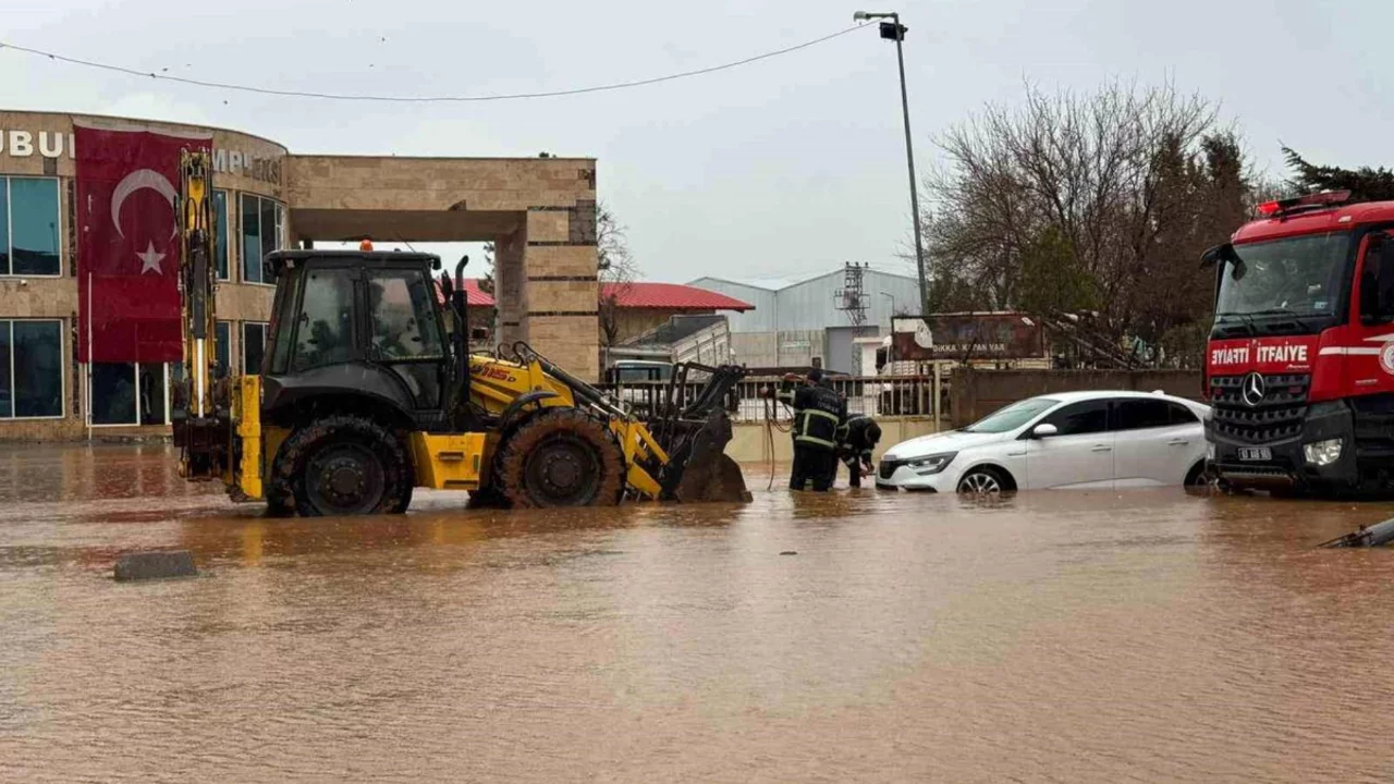 Viranşehir'de aşırı yağış sele neden oldu: 9 kişilik aile kurtarıldı