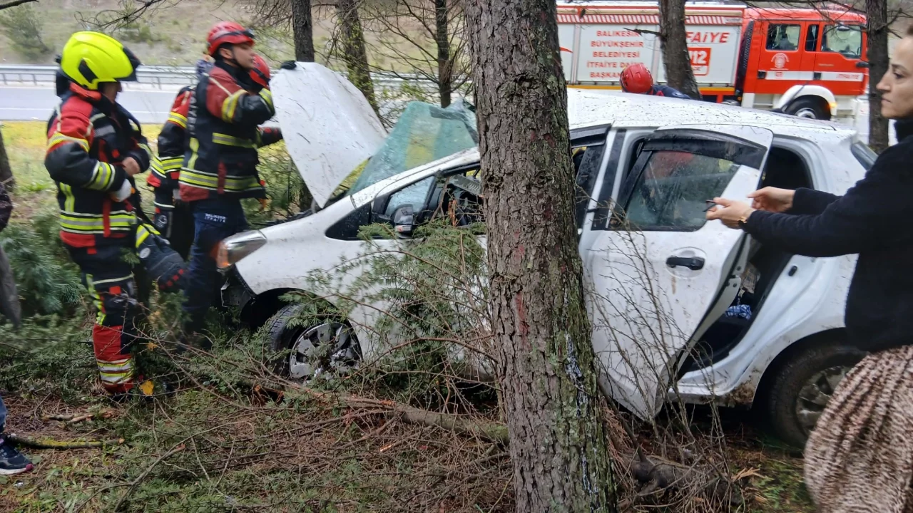 Balıkesir'de otomobil ormanlık alana uçtu: 2 yaralı