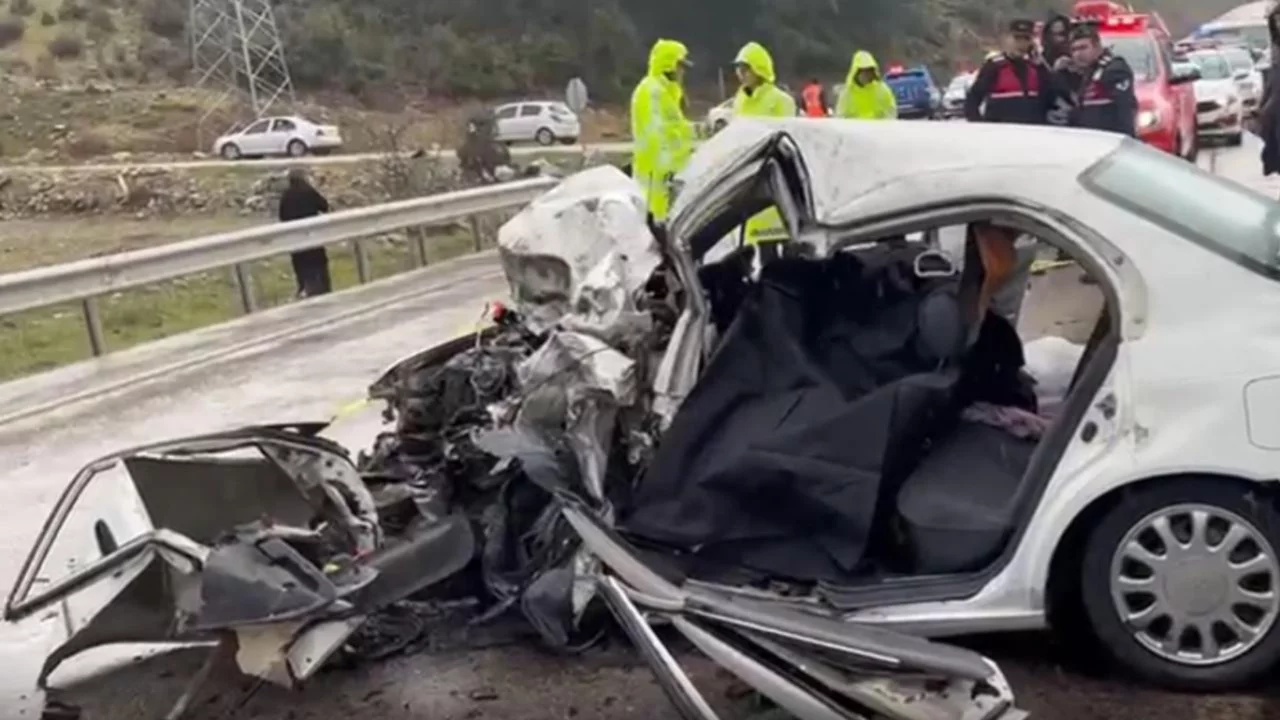 Isparta'da meydana gelen kazada can pazarı! Ölü ve yaralılar var...