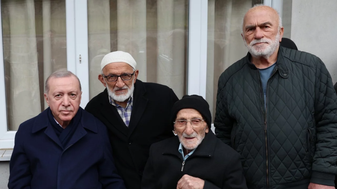 Cumhurbaşkanı Erdoğan, Rize'de komşularıyla bayramlaştı