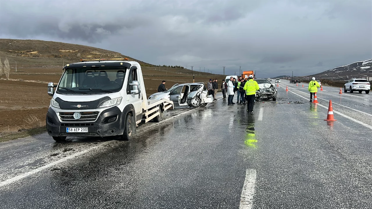 Sivas'ta 3 aracın karıştığı zincirleme kazada ölü ve yaralı var...