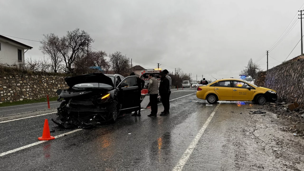 Elazığ'da taksi ile SUV tipi aracın çarpıştığı kazada 2 kişi yaralandı 