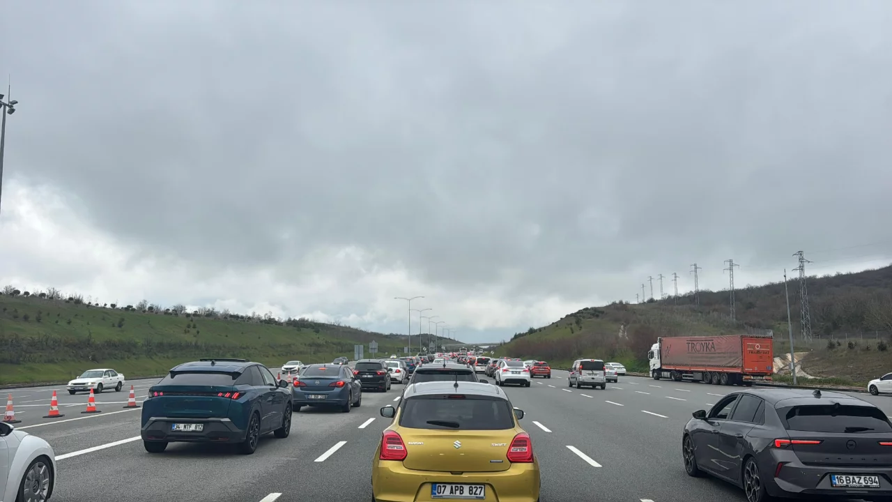 İstanbul-İzmir Otoyolu'nun Bursa kesiminde bayram tatili dönüşü yoğunluk yaşanıyor

