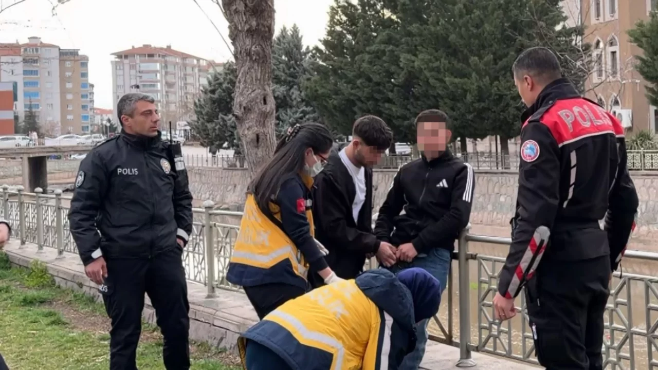Aksaray'da akranı tarafından bı&ccedil;aklanan 16 yaşındaki &ccedil;ocuk yaralandı