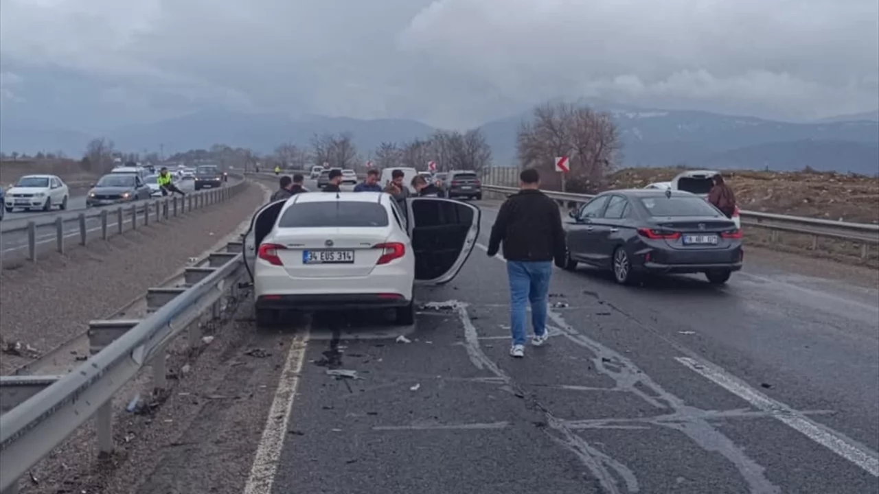 Karab&uuml;k'te el freni &ccedil;ekilmeyen ara&ccedil; kazaya karıştı! &Ouml;l&uuml; ve yaralı var!