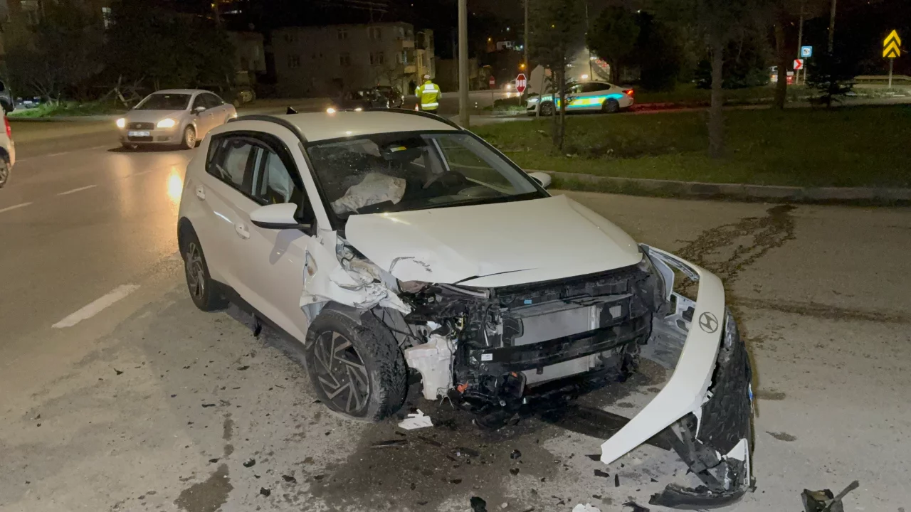 Aynı kavşakta 9 yıl sonra yine kaza yaptı: 2 yaralı