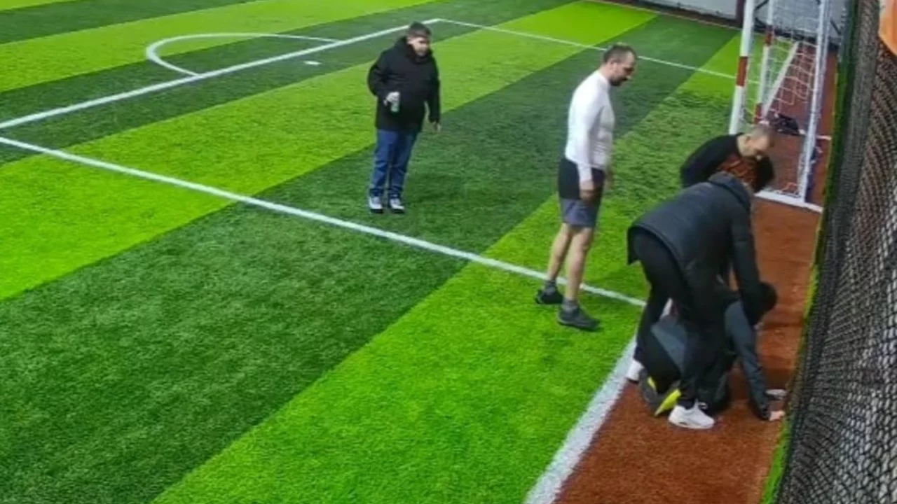 Halı sahada kalp krizi ge&ccedil;irip, yaşamını yitirdi