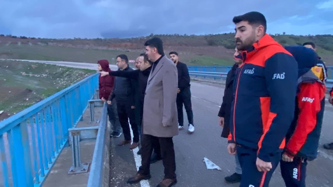 Debisi y&uuml;kselen &ccedil;ayda trakt&ouml;r&uuml;yle mahsur kalan kişi kurtarıldı