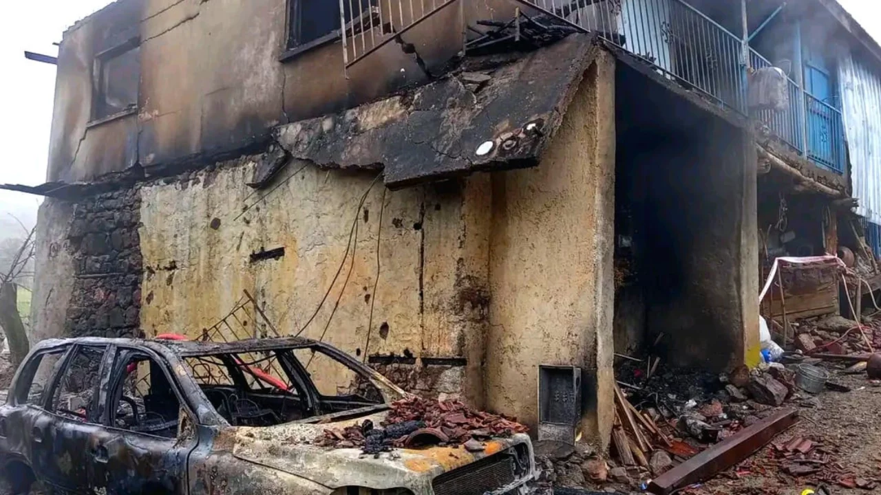 Ankara'da ev yangını; otomobil ve trakt&ouml;r kullanılmaz hale geldi