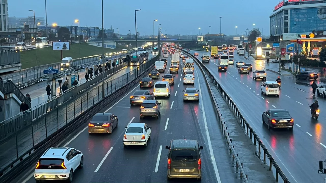İstanbul'da bayram sonrası haftanın ilk g&uuml;n&uuml; trafik yoğunluğu