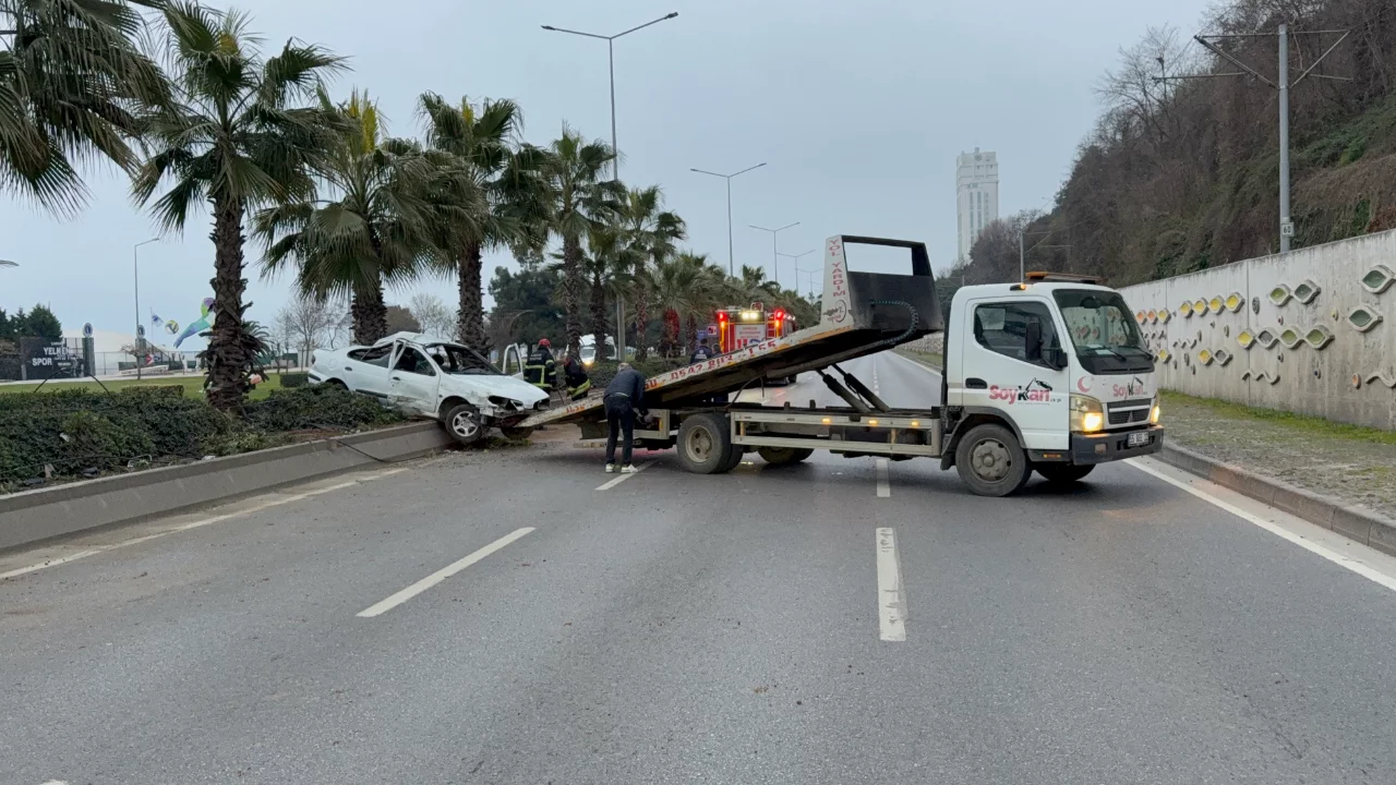 Alkolden işlem yapılan s&uuml;r&uuml;c&uuml; yeniden direksiyona ge&ccedil;ip kaza yaptı: 4 yaralı
