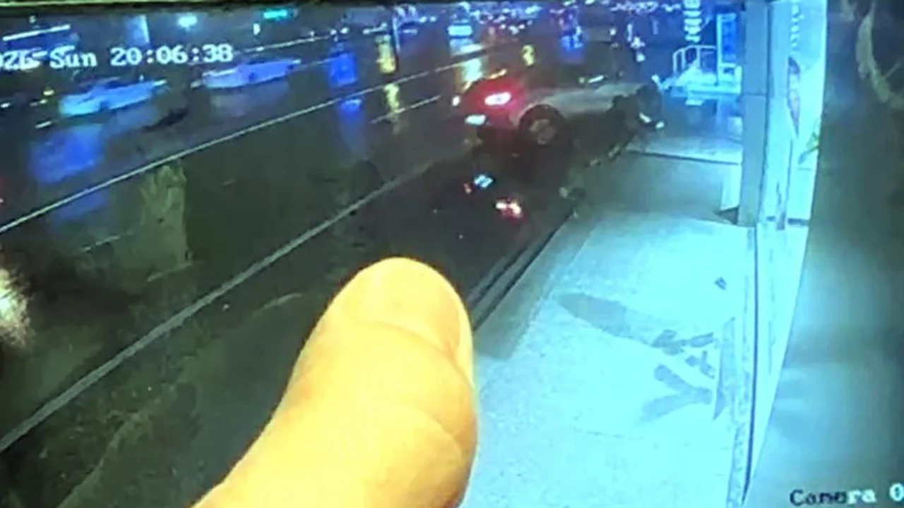 İstanbul-Avcılar'da otomobil kaldırımdaki &ccedil;ocuğa &ccedil;arptı